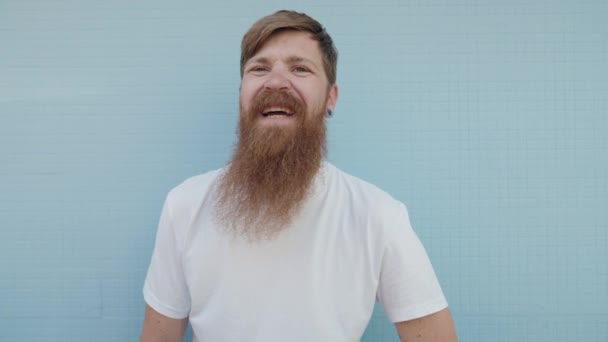 Jonge Roodharige Man Glimlachen Zelfverzekerd Aanraken Hoofd Met Hand Geïsoleerde — Stockvideo