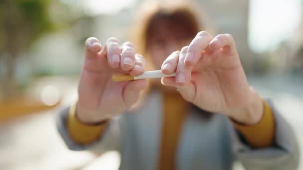 公園でタバコを壊す中年女性ビジネスワーカー — ストック動画