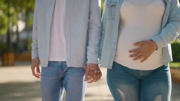 Junges Lateinisches Paar Lächelt Selbstbewusst Wenn Park Hand Hand Geht — Stockvideo