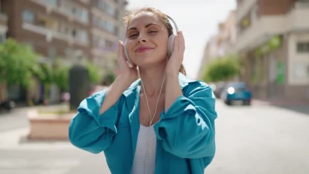 Mujer Joven Escuchando Música Bailando Calle — Vídeos de Stock