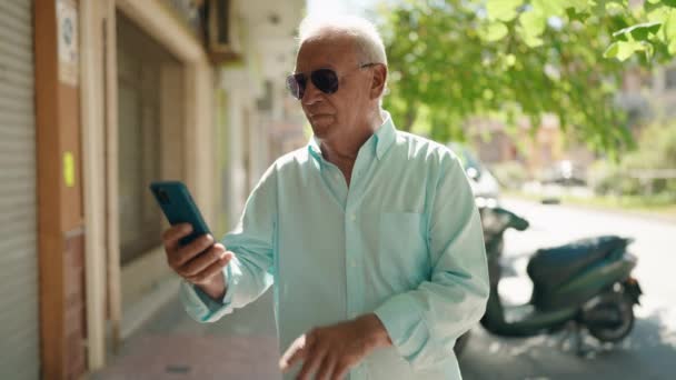 Senior Grijs Harige Man Glimlachend Zelfverzekerd Selfie Maken Met Smartphone — Stockvideo