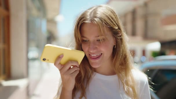 Ung Blond Flicka Ler Säker Talar Smartphone Gatan — Stockvideo