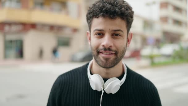 Jeune Homme Arabe Souriant Confiant Debout Dans Rue — Video