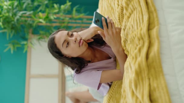 Młoda Afroamerykanka Używa Smartfona Nieszczęśliwym Wyrazem Twarzy Leżącego Łóżku Sypialni — Wideo stockowe