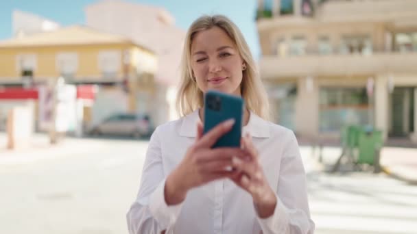 Young Blonde Woman Making Picture Smartphone Street — Stok video