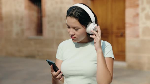 Jonge Spaanse Vrouw Luisteren Naar Muziek Dansen Straat — Stockvideo