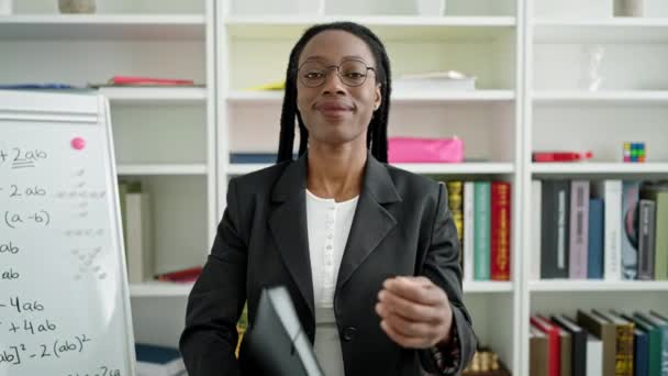 Afrykańska Amerykańska Nauczycielka Uśmiecha Się Pewnie Trzymając Teczkę Klasie Uniwersyteckiej — Wideo stockowe