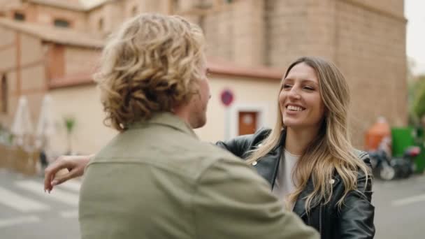 Genç Beyaz Çift Gülümsüyor Kendilerine Güveniyorlar Sokakta Birbirlerine Sarılıyorlar — Stok video