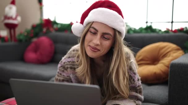 Junge Blonde Frau Bei Videoanruf Hause Auf Sofa Weihnachtsbaum Liegend — Stockvideo