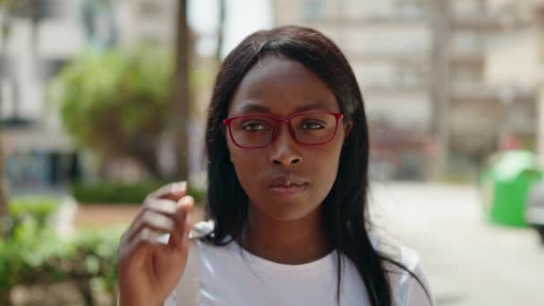 Joven Mujer Afroamericana Sonriendo Confiada Usando Gafas Parque — Vídeos de Stock