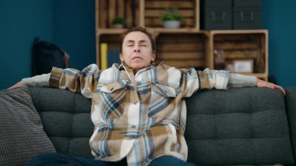 Mulher Meia Idade Relaxado Com Mãos Cabeça Sentado Sofá Casa — Vídeo de Stock