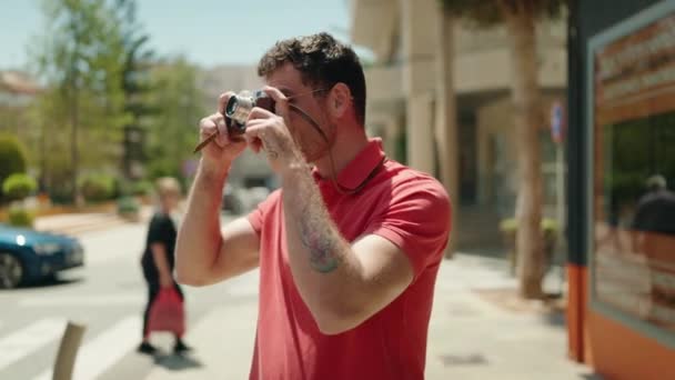 年轻的他的惊慌失措的男子游客在街上用老式相机 — 图库视频影像