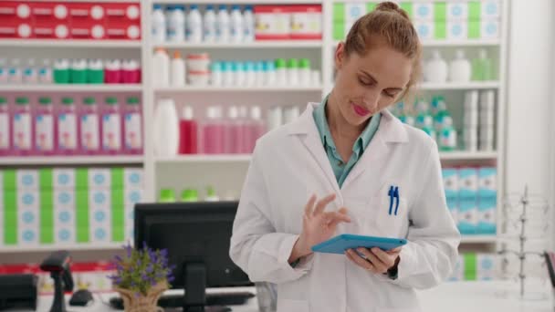 Jovem Bela Mulher Hispânica Farmacêutica Usando Touchpad Trabalhando Farmácia — Vídeo de Stock
