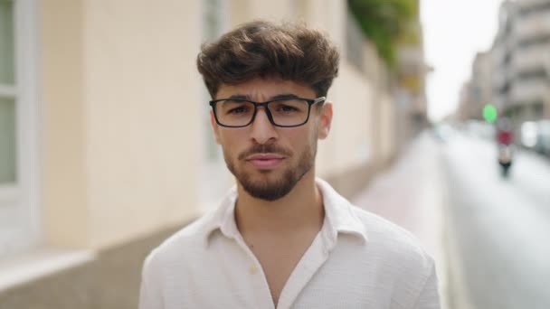 Νεαρός Άραβας Χαμογελάει Αυτοπεποίθηση Φορώντας Γυαλιά Στο Δρόμο — Αρχείο Βίντεο