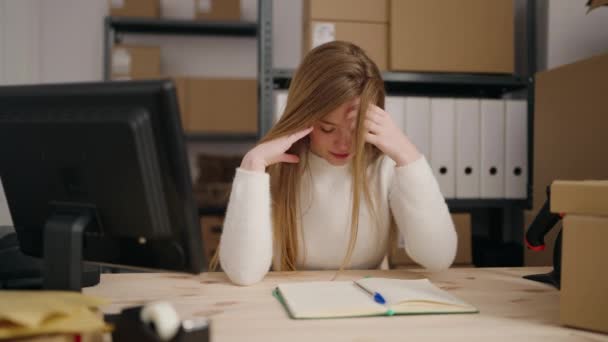 Genç Sarışın Kadın Ecommerce Işçisi Ofiste Çalışırken Strese Girdi — Stok video