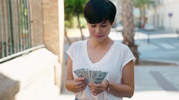 Moyen Âge Femme Chinoise Souriant Confiant Compter Les Dollars Rue — Video