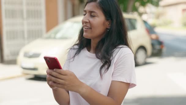 Joven Hermosa Mujer Hispana Sonriendo Confiada Usando Teléfono Inteligente Calle — Vídeos de Stock