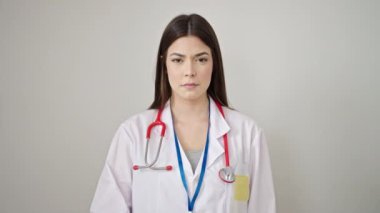 Genç, güzel İspanyol kadın doktor, izole edilmiş beyaz arka planda sessizlik istiyor.