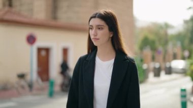 Sokakta kendine güvenen genç İspanyol kız gülümsüyor