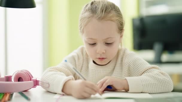 Adorable Estudiante Rubia Escribiendo Cuaderno Sentado Mesa Aula — Vídeo de stock