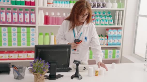 Mujer Mediana Edad Farmacéutico Escaneo Pastillas Botella Farmacia — Vídeos de Stock
