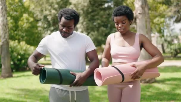 Afrikaans Amerikaans Man Vrouw Paar Glimlachen Zelfverzekerd Zet Yoga Mat — Stockvideo