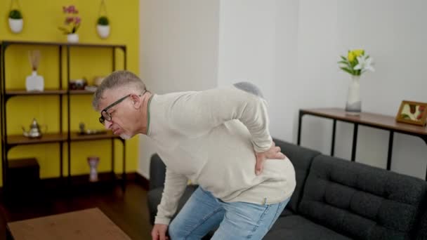 Homem Cabelos Grisalhos Meia Idade Sofrendo Dor Nas Costas Sentado — Vídeo de Stock