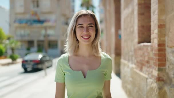 Mujer Joven Sonriendo Confiada Caminando Calle — Vídeos de Stock