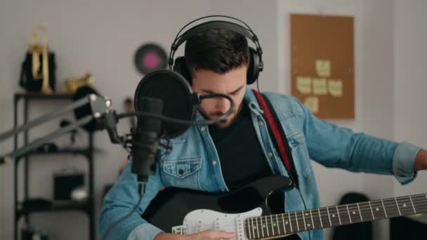 Jeune Homme Hispanique Jouant Guitare Électrique Studio Musique — Video