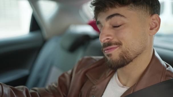Genç Arap Adam Gülümsüyor Sokakta Kendinden Emin Araba Kullanıyor — Stok video