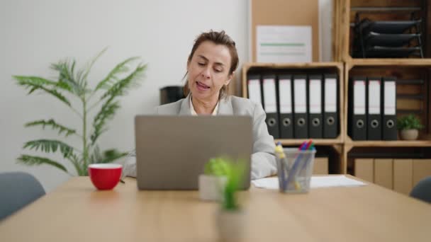 Geschäftsfrau Mittleren Alters Entspannt Sich Büro — Stockvideo