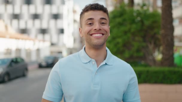 Afroamerikaner Lächelt Selbstbewusst Und Macht Zeichen Mit Erhobenem Daumen Park — Stockvideo