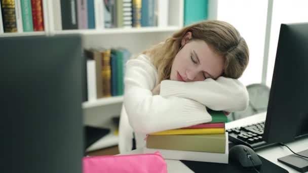 Mladá Blondýna Žena Student Opírá Knihy Spí Knihovně Univerzity — Stock video