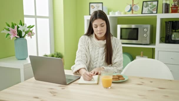 Joven Hermosa Mujer Hispana Usando Laptop Desayunando Casa — Vídeos de Stock