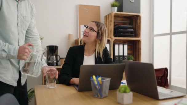 オフィスで働く水を注ぐ若いカップルのビジネス労働者 — ストック動画
