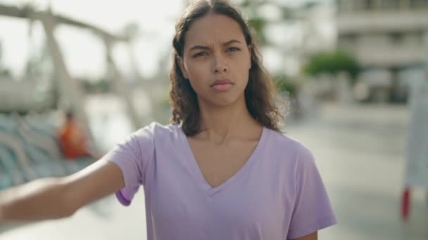 Молодая Африканская Американка Делает Негативный Знак Большими Пальцами Улице — стоковое видео