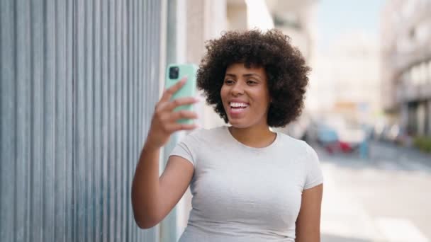 Молода Афроамериканська Жінка Яка Впевнено Усміхається Має Відеовізит Вулиці — стокове відео