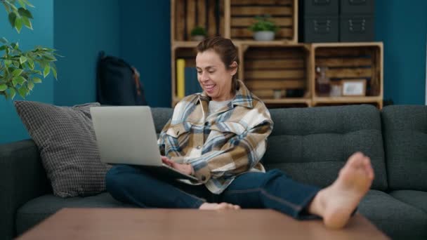 Middle Age Woman Smiling Confident Using Laptop Home — Vídeo de Stock