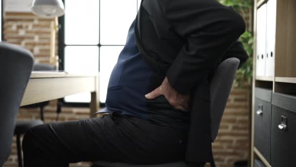 因办公室背痛而遭受痛苦的高级商业人员 — 图库视频影像
