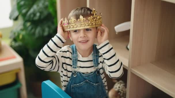 유치원에서 왕관을 자신감 스러운 원시인 — 비디오