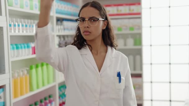 若いアフリカ系アメリカ人女性薬剤師が薬局でジェスチャーを止め — ストック動画
