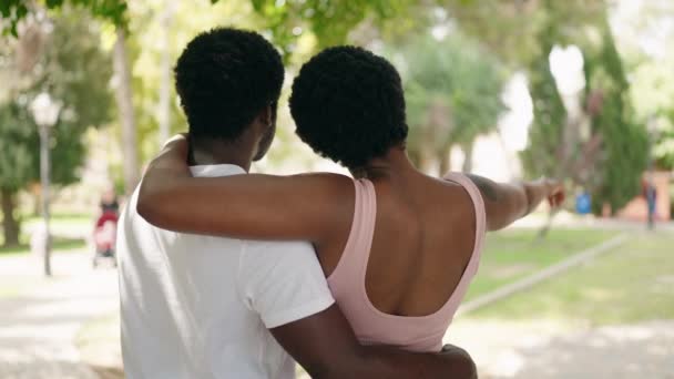 아프리카 미국인 공원에서 손가락으로 서로를가리키며 껴안고 — 비디오
