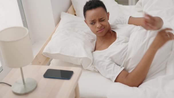 Africano Americano Mulher Deitada Cama Dormindo Quarto — Vídeo de Stock