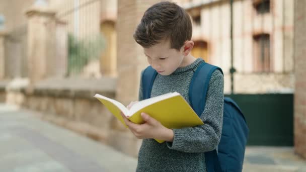 Ξανθό Παιδί Φοιτητής Ανάγνωση Βιβλίο Στέκεται Στο Δρόμο — Αρχείο Βίντεο