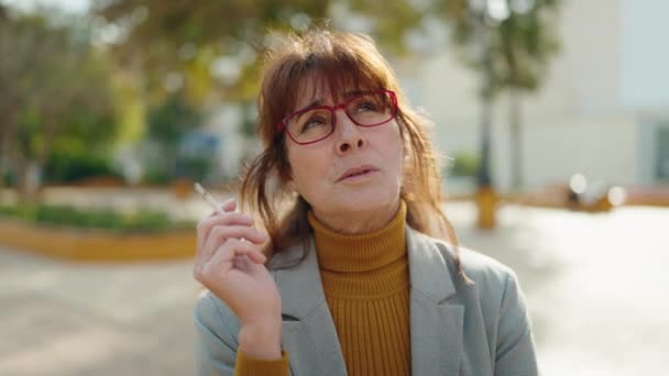 Middle Age Woman Business Executive Smoking Cigarette Park — Videoclip de stoc
