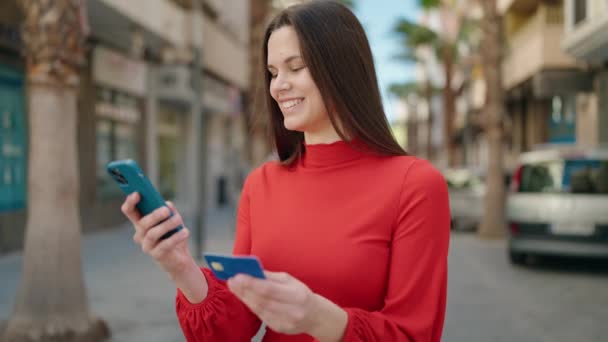 Jonge Vrouw Met Smartphone Creditcard Straat — Stockvideo