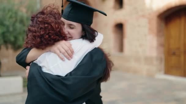Dos Mujeres Madre Hija Abrazándose Celebrando Graduación Universidad Del Campus — Vídeo de stock