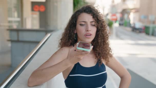 Молодая Красивая Латиноамериканка Улыбается Уверенно Разговаривая Смартфону Улице — стоковое видео