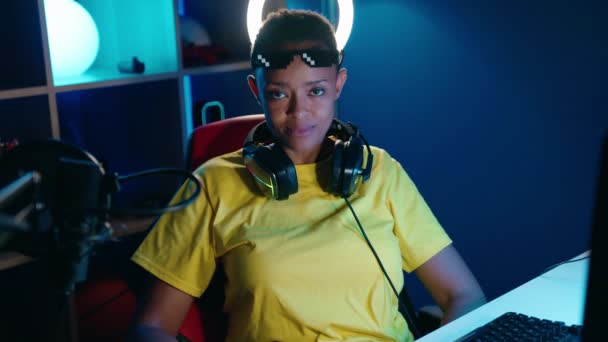 Donna Afroamericana Streamer Sorridente Confidetn Indossa Occhiali Vita Delinquenti Sala — Video Stock
