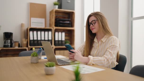 Ofiste Çalışan Sarışın Kadını Akıllı Telefon Kullanıyor — Stok video